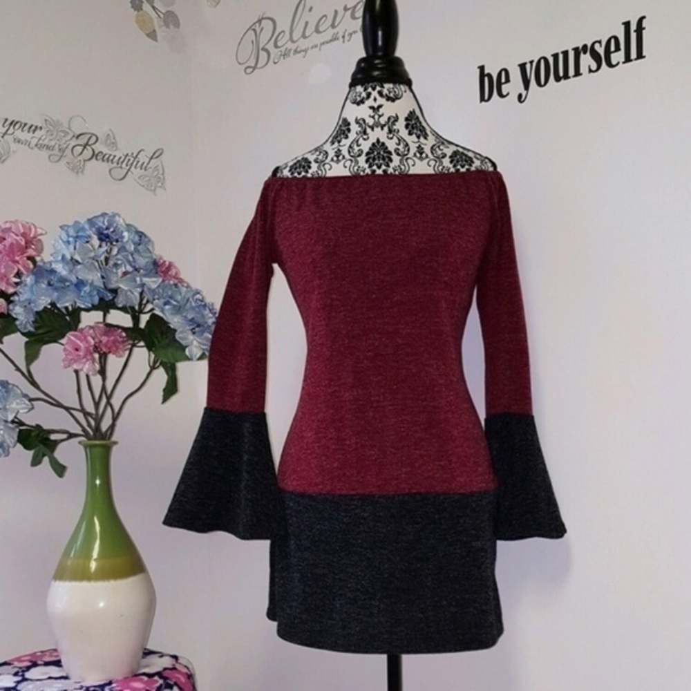 ❣️ Sale was 45$ down sizing ❣️ Belled sleeves off the shoulder dress